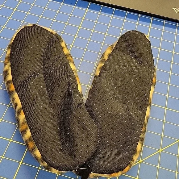 Women's Slippers fits shoe size 5-9 One Size Fits Most Leopard - Picture 2 of 3